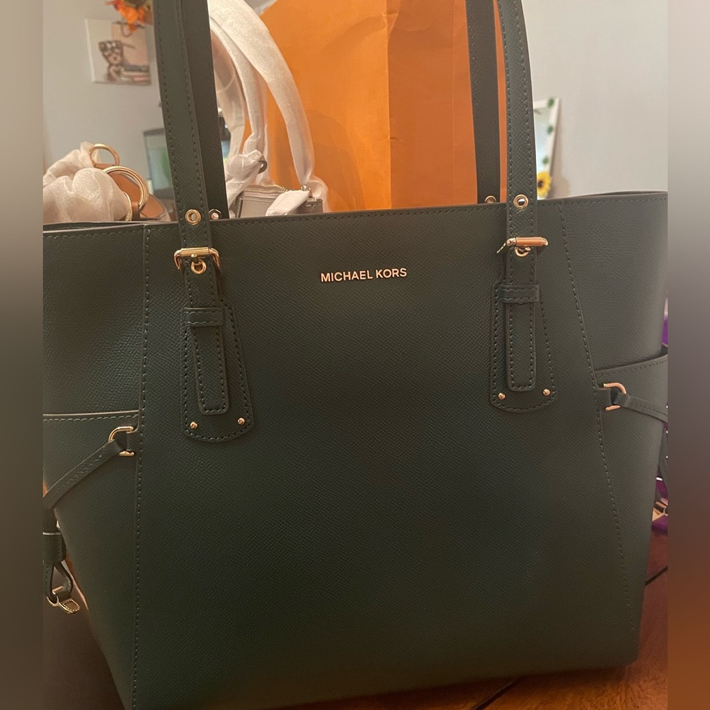 Michael Kors Voyager green EW Tote leather